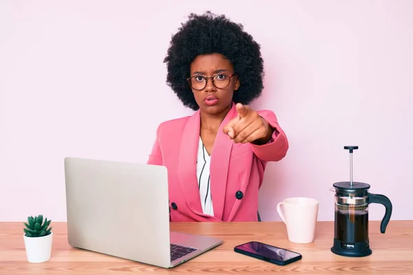 Mujer Afroamericana Joven Que Trabaja Escritorio Usando Computadora Portátil Señalando —  Fotos de Stock