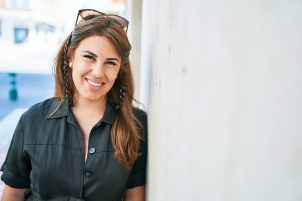 Joven Mujer Hispana Sonriendo Feliz Apoyada Pared Calle Ciudad — Foto de Stock