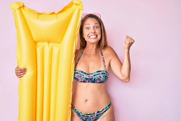 Medelåldern Hispanic Kvinna Bär Bikini Och Håller Sommaren Madrass Flyta — Stockfoto