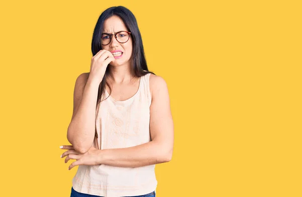 Joven Hermosa Mujer Caucásica Que Usa Ropa Casual Gafas Que — Foto de Stock