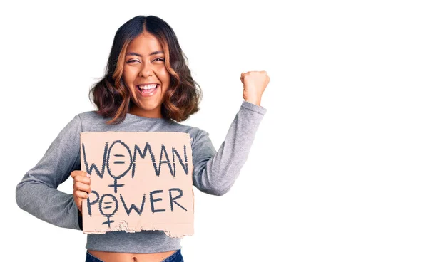 Junge Schöne Mischlingsfrau Mit Frauenpower Banner Schreit Stolz Und Feiert — Stockfoto