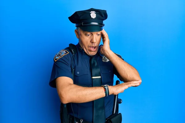 Yakışıklı Olgun Bir Adam Polis Üniforması Giyiyor Saatine Bakıyor Endişeli — Stok fotoğraf