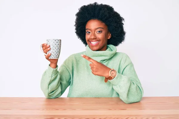 若いですアフリカ系アメリカ人女性飲料カップのコーヒー笑顔幸せなポインティングとともに手と指 — ストック写真