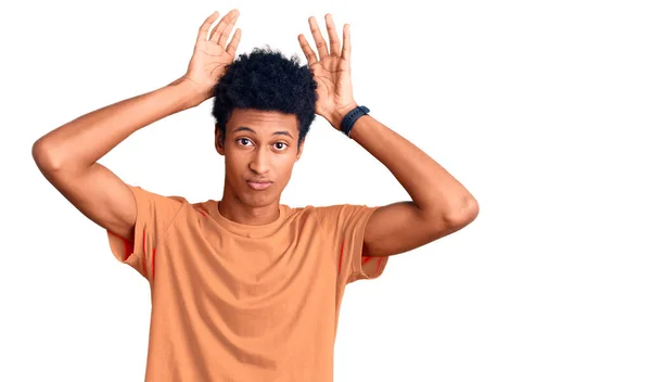 Jovem Afro Americano Vestindo Roupas Casuais Fazendo Orelhas Coelho Gesto — Fotografia de Stock