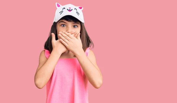 Niña Con Flequillo Usando Gorra Gatito Chocó Cubriendo Boca Con — Foto de Stock