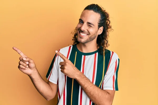 Homem Bonito Jovem Com Cabelos Longos Vestindo Roupas Casuais Sorrindo — Fotografia de Stock