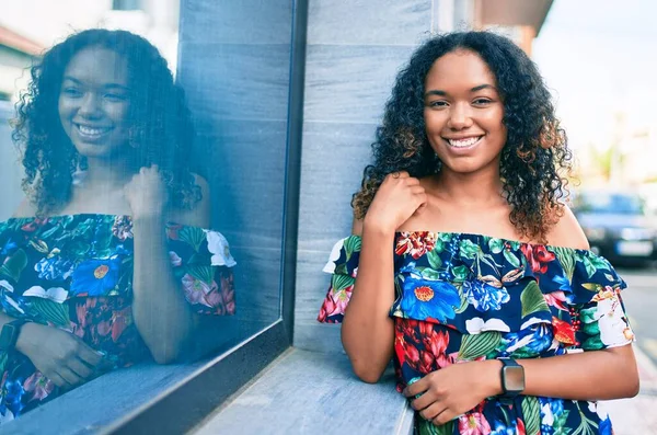 Mladá Africká Americká Žena Kudrnatými Vlasy Úsměvem Šťastný Venku — Stock fotografie
