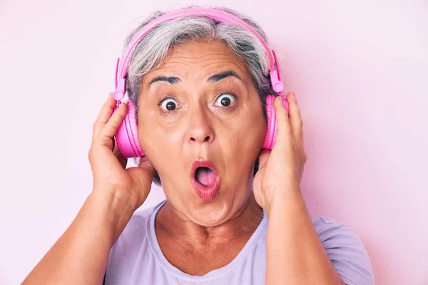 Mujer Hispana Mayor Escuchando Música Usando Auriculares Asustada Sorprendida Con — Foto de Stock