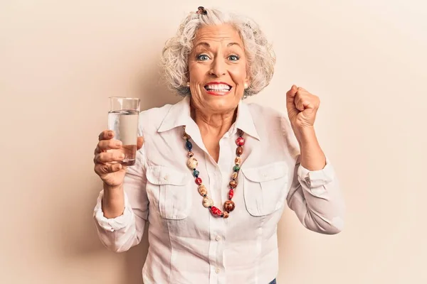 Mulher Cabelos Grisalhos Sênior Bebendo Copo Água Gritando Orgulhoso Celebrando — Fotografia de Stock