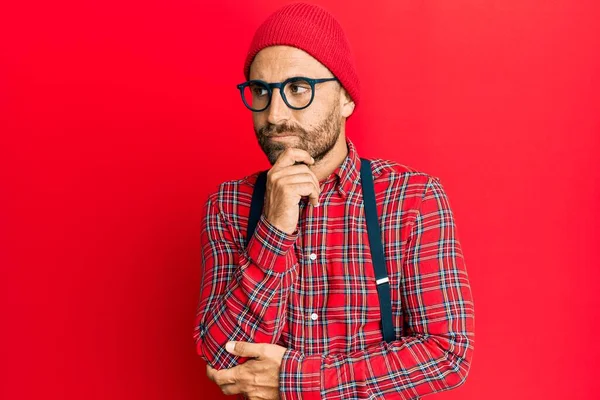 Bonito Homem Com Barba Vestindo Hipster Olhar Elegante Pensamento Concentrado — Fotografia de Stock