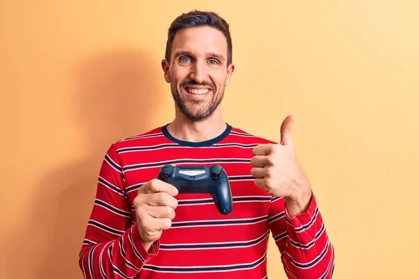 Joven Jugador Guapo Hombre Jugando Videojuego Usando Gamepad Sobre Fondo —  Fotos de Stock