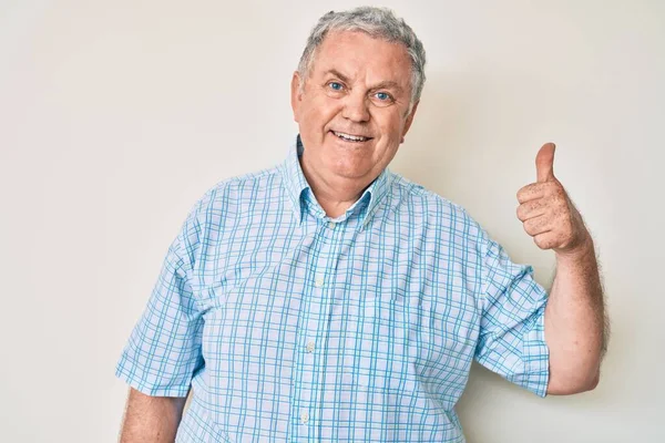 Homem Cabelos Grisalhos Sênior Vestindo Roupas Casuais Sorrindo Feliz Positivo — Fotografia de Stock