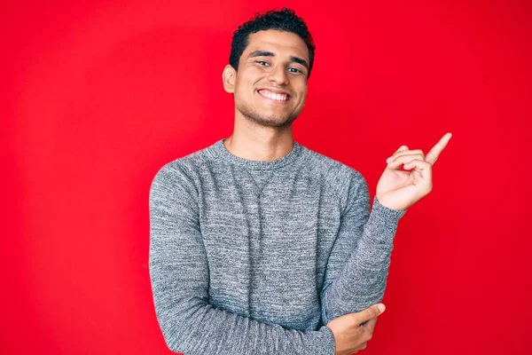 Jonge Knappe Latino Man Rode Achtergrond Glimlachend Gelukkig Wijzend Met — Stockfoto
