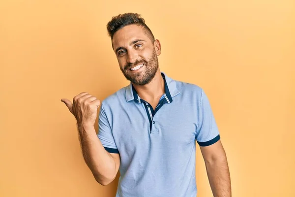 Hombre Guapo Con Barba Vistiendo Ropa Casual Sonriendo Con Cara —  Fotos de Stock