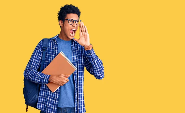 Ung Afrikansk Amerikan Man Bär Student Ryggsäck Håller Bok Skriker — Stockfoto