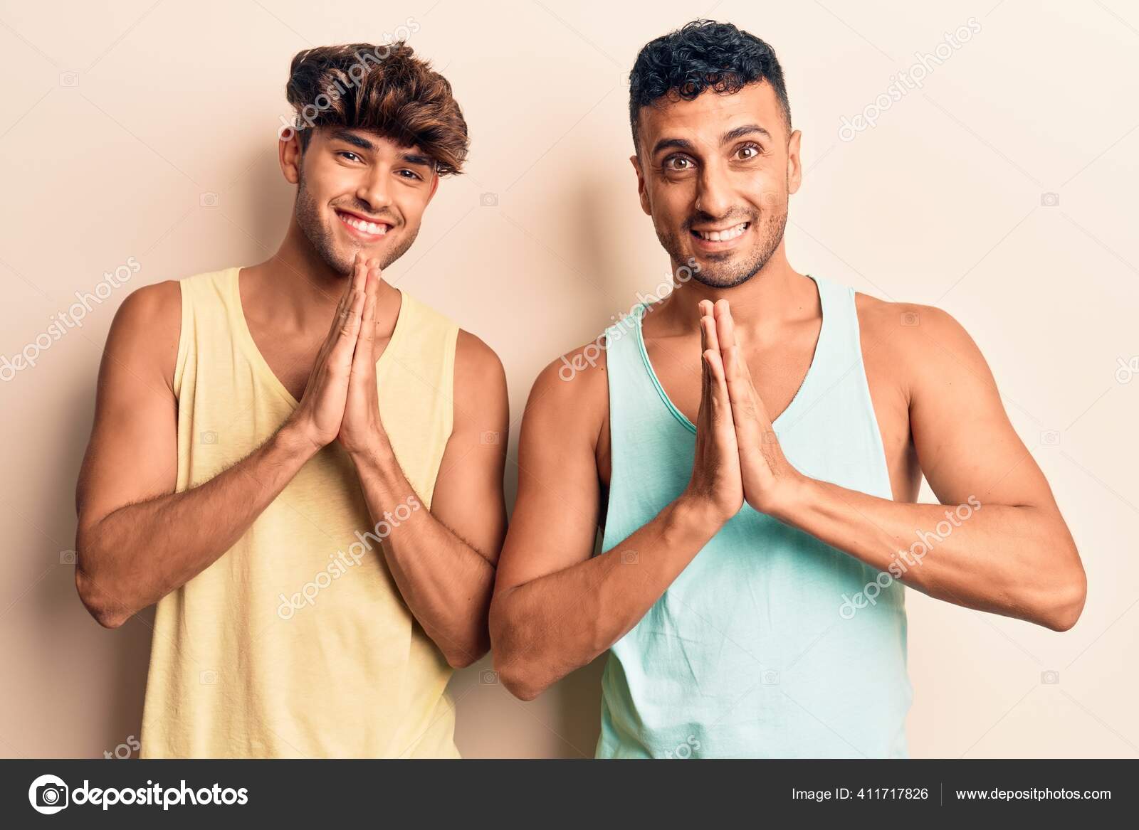 Молодая Пара Геев Повседневной Одежде Молится Вместе Прося.