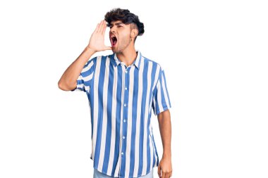 Latin asıllı genç adam günlük kıyafetler giyip el ele tutuşarak bağırıyor ve çığlık atıyordu. iletişim konsepti. 