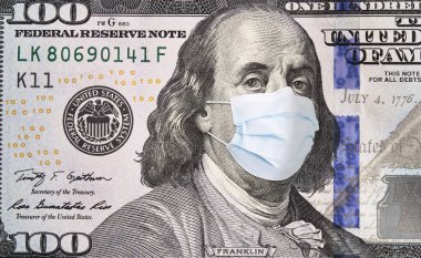 Koronavirüs güvenlik maskesi takan 100 Amerikan doları banknotu. Covid19 salgını için ekonomik kriz.