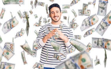 Latin asıllı genç adam rahat ve neşeli gülümseyerek ellerini birleştirip gülümsedi. Başarı ve iyimserlik