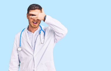 Ayı üniforması giyen yakışıklı genç adam şok içinde yüzünü ve gözlerini kapayarak utangaç ifadesiyle parmaklarının arasından bakıyor.. 