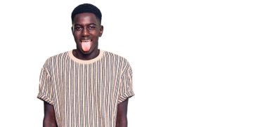 Genç Afro-Amerikalı bir adam elleri karnında günlük kıyafetler giyiyor çünkü mide bulantısı, acı verici bir hastalık kendini iyi hissetmiyor. Ağrı kavramı. 