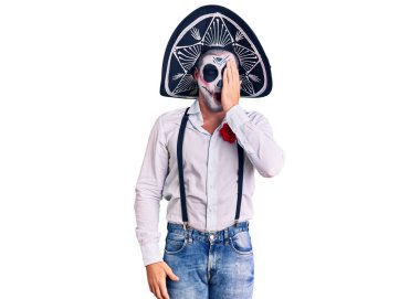 Arka planda ölü kostümü giymiş bir adam yarı yüz, göz ve ağız ile esnemekten yorulmuş. Yüzüm acıyor.. 