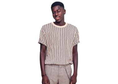 Genç Afro-Amerikalı sıradan kıyafetler giymiş, kameraya seksi bir ifadeyle bakıyor, neşeli ve mutlu bir yüzle.. 