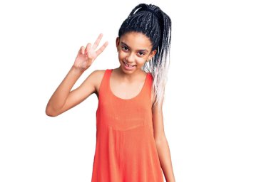 Hoş Afro-Amerikan kızı, günlük kıyafetler giyip kameraya bakıp zafer işareti yaparken gülümsüyor. İki numara.. 
