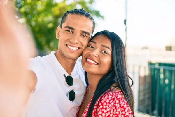 Genç Latin Çift Gülümsüyor Şehrin Caddesinde Fotoğraf Çektiriyorlar — Stok fotoğraf