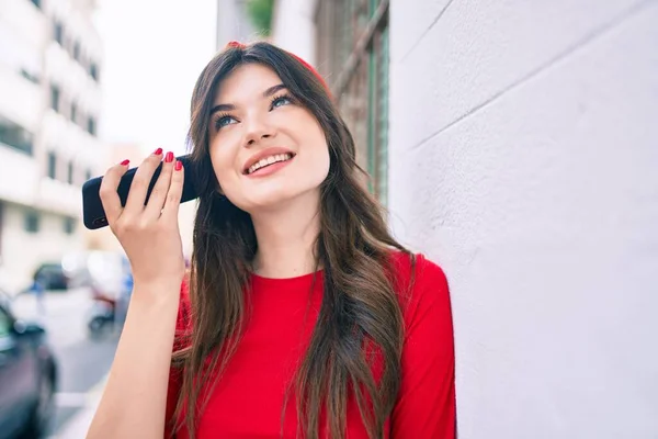 Ung Kaukasisk Kvinna Ler Glad Lyssna Ljud Meddelande Med Smartphone — Stockfoto