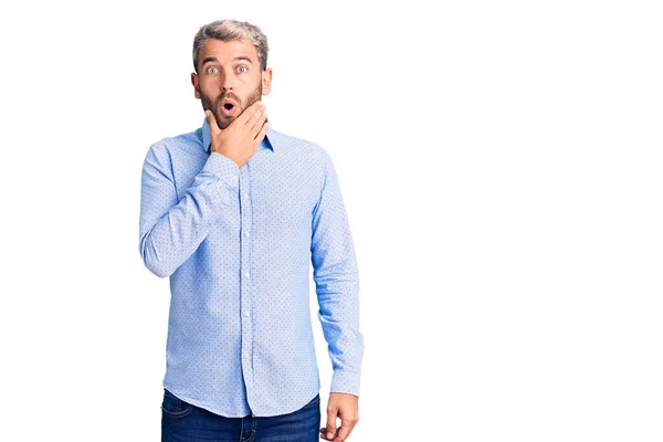 Ung Snygg Blond Man Bär Elegant Skjorta Ser Fascinerad Misstro — Stockfoto