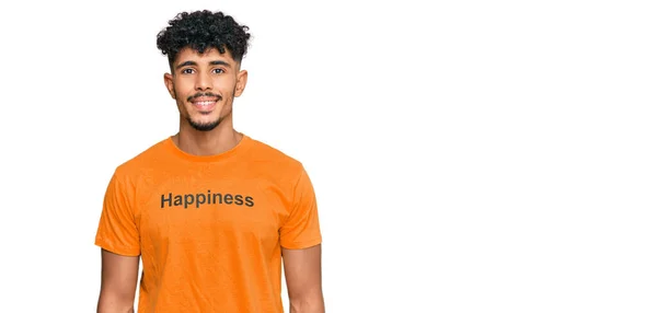年轻的阿拉伯男子穿着印有快乐词信息的T恤 脸上挂着快乐而冷静的微笑 幸运的人 — 图库照片