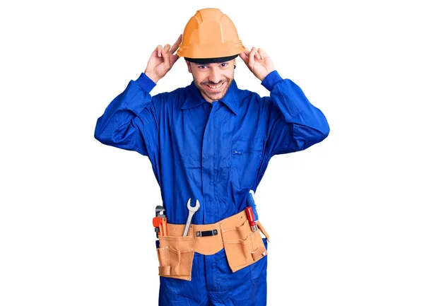 Jovem Hispânico Homem Vestindo Trabalhador Uniforme Posando Engraçado Louco Com — Fotografia de Stock