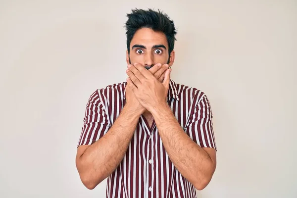 Hombre Hispano Guapo Con Barba Usando Ropa Casual Sorprendió Cubriendo — Foto de Stock