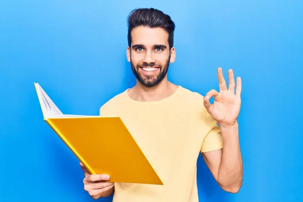 Giovane Bell Uomo Con Barba Lettura Libro Facendo Segno Con — Foto Stock