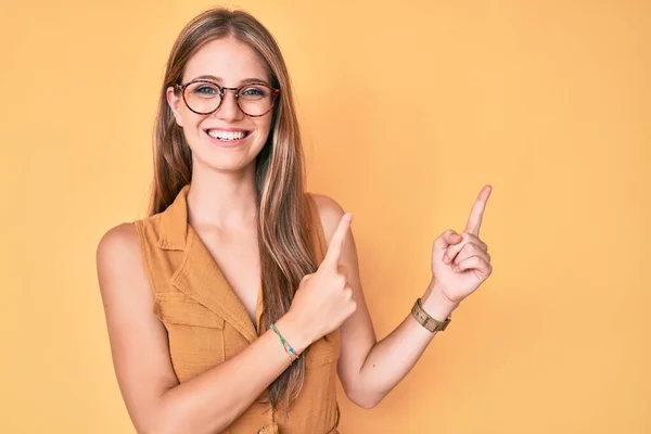 Ung Blond Tjej Med Affärsskjorta Och Glasögon Leende Med Ett — Stockfoto