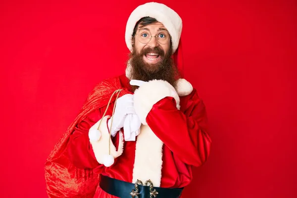 Schöner Junger Roter Mann Mit Langem Bart Weihnachtsmann Kostüm Und — Stockfoto