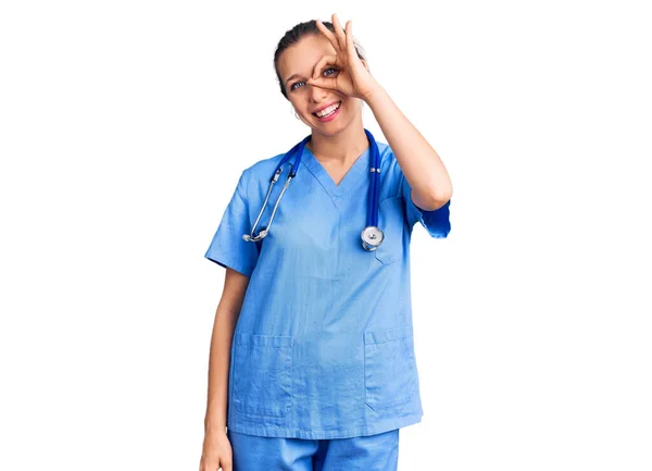 Mladá Krásná Blondýnka Nosí Lékařskou Uniformu Stetoskop Dělá Gesto Ručním — Stock fotografie