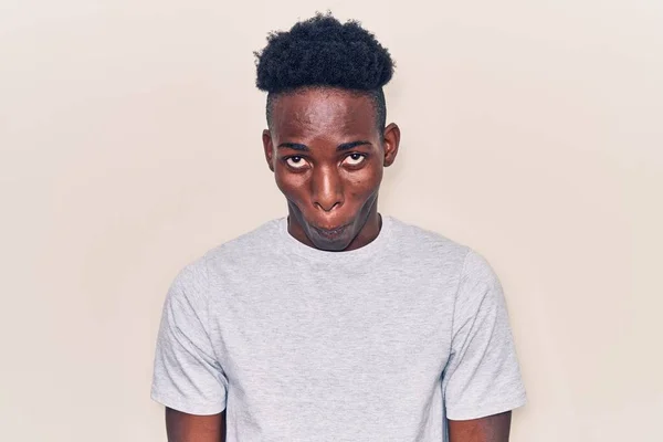 Ung Afrikansk Amerikansk Man Klädd Vardagskläder Gör Fisk Ansikte Med — Stockfoto
