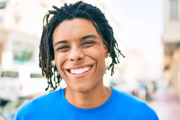 Joven Afroamericano Sonriendo Feliz Mirando Cámara Calle Ciudad — Foto de Stock