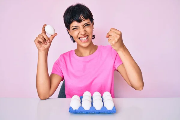 Beautiful Brunettte Woman Showing Fresh White Eggs Annoyed Frustrated Shouting — Stock Photo, Image