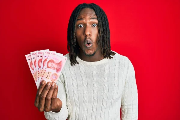 Afro Amerikaanse Man Met Vlechten Met 100 Yuan Chinese Bankbiljetten — Stockfoto