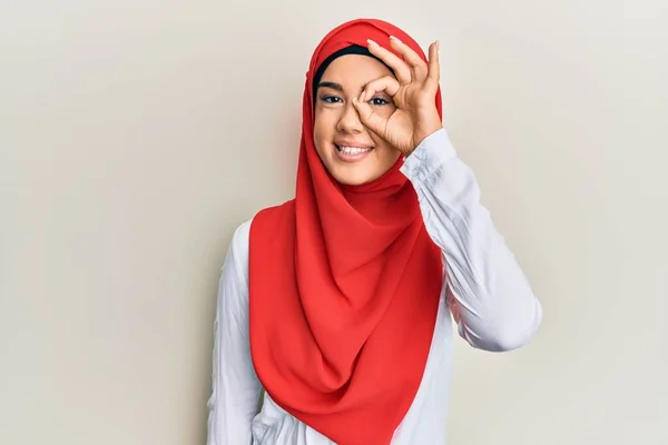 Gadis Cantik Hispanik Muda Mengenakan Syal Hijab Islamik Tradisional Melakukan — Stok Foto