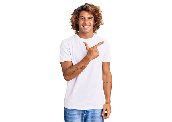 Joven Hombre Hispano Vistiendo Una Camiseta Blanca Casual Alegre Con — Foto de Stock