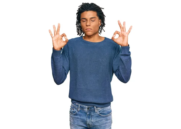 身穿休闲式冬季毛衣的年轻的非洲裔美国人放松了 闭上了眼睛 用手指做冥想动作 瑜伽概念 — 图库照片