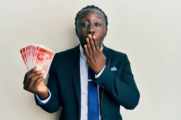 Knappe Jonge Zwarte Man Een Zakenpak Met Shekels Bankbiljetten Die — Stockfoto