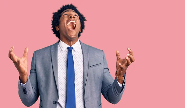 Hombre Afroamericano Guapo Con Pelo Afro Vistiendo Chaqueta Negocios Loco —  Fotos de Stock