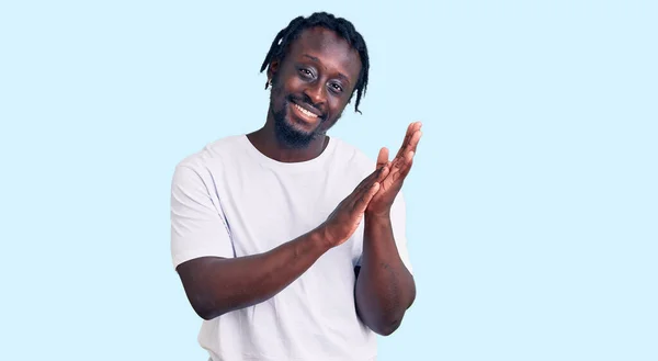 Jovem Afro Americano Com Tranças Vestindo Camiseta Branca Casual Batendo — Fotografia de Stock