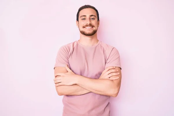 Joven Hombre Guapo Con Camiseta Casual Cara Feliz Sonriendo Con — Foto de Stock