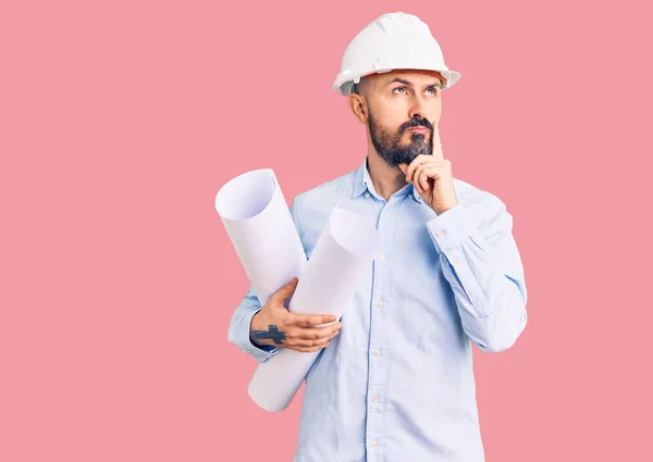 Giovane Bell Uomo Che Indossa Cappello Rigido Che Tiene Mano — Foto Stock